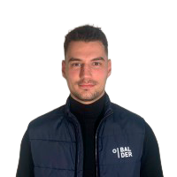 Välvårdad man med mörka kläder